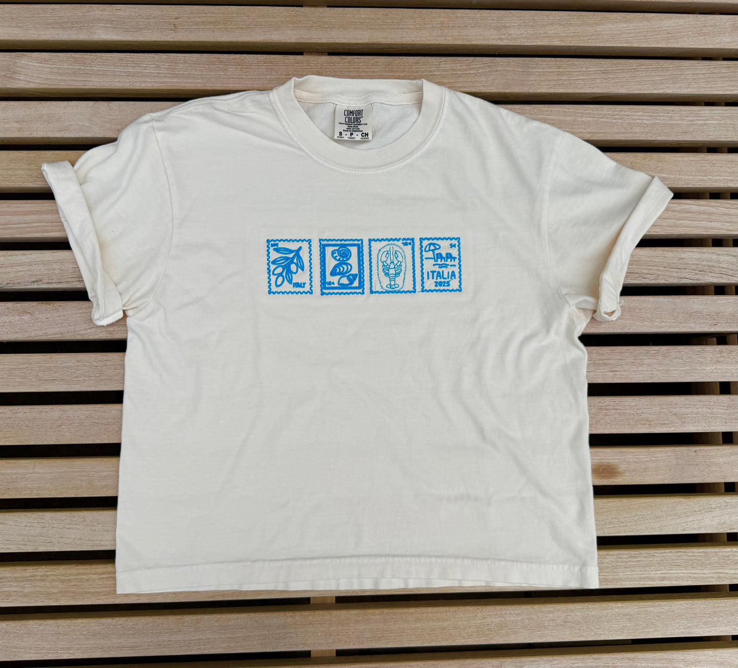 Italia Stamp Tee – Minimal Italy Graphic Shirt | Vintage Postcard Aesthetic | Travel-Inspired Summer T-Shirt